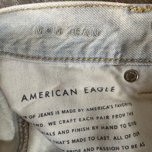 American Eagle Outfitters Mom Jean Light Wash Distressed - Picture 5 of 6